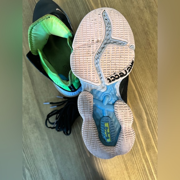 Nike LeBron 19 Low Basketball Shoes - Picture 6 of 9